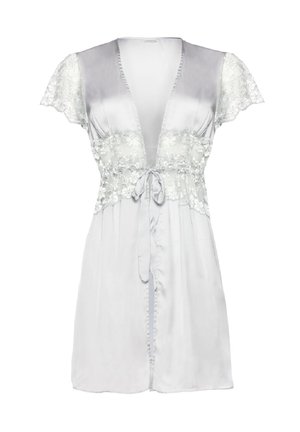 Rochie de mătase de culoare gri deschis, cu mâneci scurte accentuate cu dantelă, decolteu adânc în V și talie cu legătură. Prezintă detalii delicate din dantelă florală la bust.