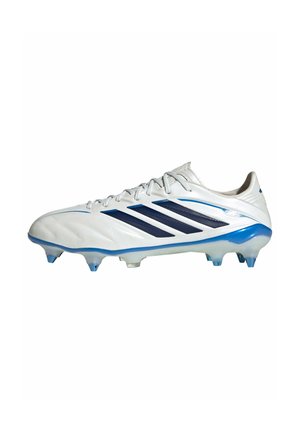 Botín de fútbol blanco con detalles azules y rayas negras, con seis tacos en la suela para superficies de juego firmes.