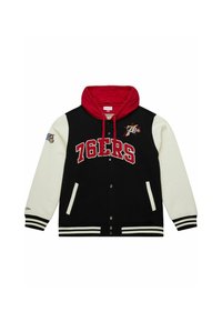 Schwarze und cremefarbene Collegejacke mit rotem Kapuzenpulli, versehen mit "76ERS" in fetter Schrift, gesticktem Logo und gestreiften Bündchen.