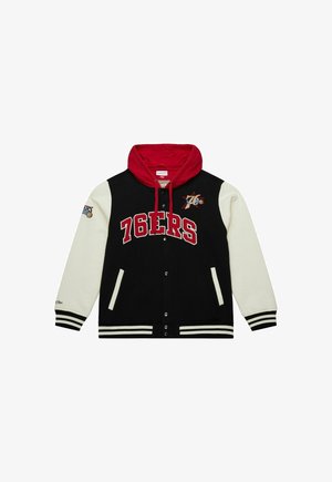 Giacca varsity nera e crema con cappuccio rosso, caratterizzata da "76ERS" in lettere grasse, logo ricamato e polsini a righe.