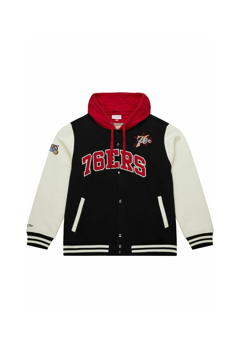 Schwarze und cremefarbene Collegejacke mit rotem Kapuzenpulli, versehen mit "76ERS" in fetter Schrift, gesticktem Logo und gestreiften Bündchen.