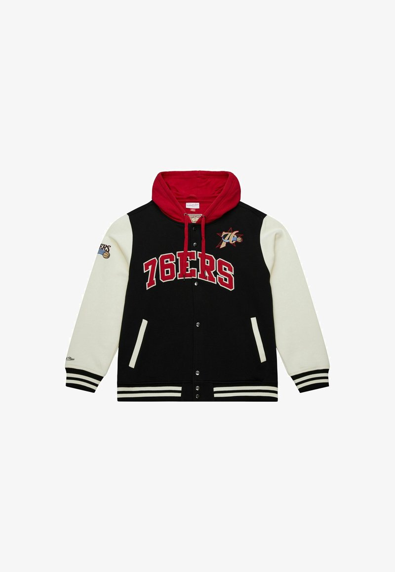 Giacca varsity nera e crema con cappuccio rosso, caratterizzata da "76ERS" in lettere grasse, logo ricamato e polsini a righe.