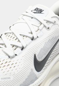 Nike Performance VOMERO 18 - Tenisice za cestovno trčanje - summit white/black/coconut milk