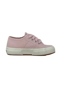 Sneakers di tela rosa chiaro con punta rotonda, suola in gomma bianca, sei occhielli in metallo e tessuto texturizzato. Design minimalista con cuciture sottili.