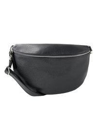 Sac en cuir noir avec une finition texturée, forme ovale, fermeture éclair sur le dessus et bandoulière réglable. Présente des accents de quincaillerie argentée.