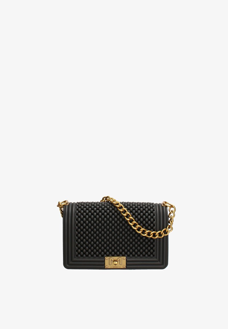 Sac à main noir texturé avec anse chaîne dorée et fermoir rectangulaire doré sur fond blanc.