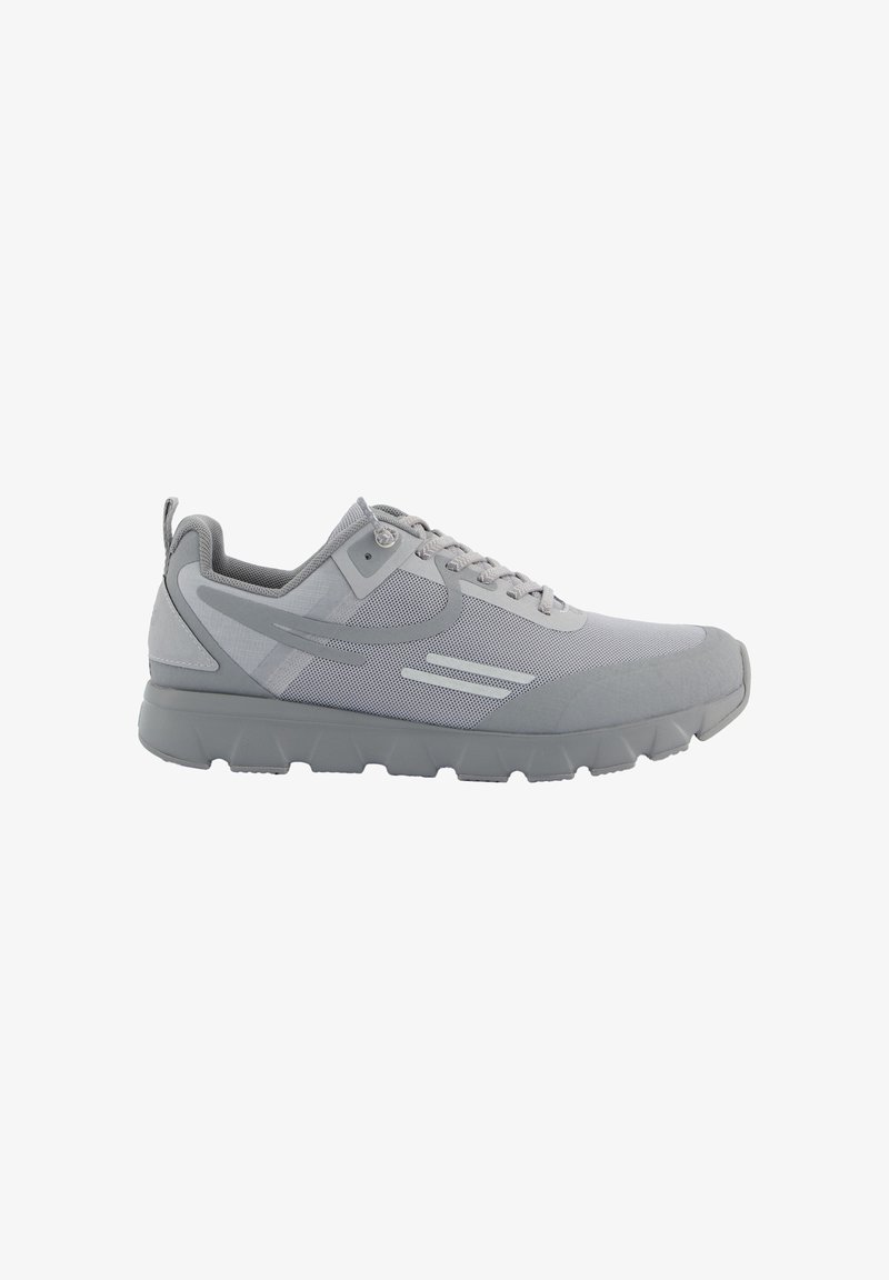 Szare buty sportowe z siateczkowej i syntetycznej cholewki, wzmocnionym noskiem oraz teksturowaną gumową podeszwą. Sznurowadła oraz minimalistyczne detale w designie bocznym.