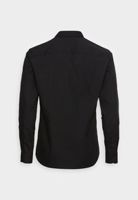 Maglietta nera a maniche lunghe con colletto standard, caratterizzata da una texture liscia e una vestibilità su misura, senza pattern o decorazioni visibili.