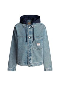 Lichtblauwe denimjack met een marineblauwe capuchon, knoopsluiting en een voork pocket. Heeft contrasterende stiksels en een logo patch op de borst.