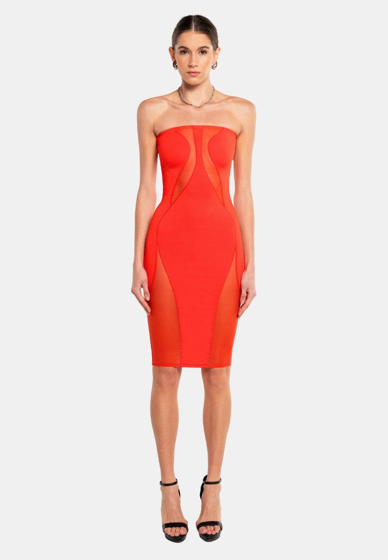 Trägerloses rotes Bodycon-Kleid mit transparenten Einsätzen, tailliertem Oberteil und einer Länge bis zur Mitte des Oberschenkels. Modell in schwarzen Sandalen steht vor einem weißen Hintergrund.