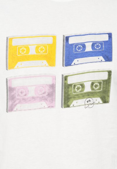 Balta marškinėliai su keturiomis iliustruotomis kasetėmis geltonos, mėlynos, rožinės ir žalios spalvų, su detalizuotais ratukais ir akcentais ant kiekvienos kasetės.
