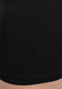 Pantaloni corti neri in cotone con una texture liscia, caratterizzati da un orlo a contrasto. La cintura si posiziona appena sopra i fianchi per una vestibilità aderente.