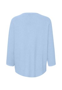 Pull en tricot bleu clair avec manches trois-quarts, encolure arrondie et coupe décontractée. La texture présente un motif côtelé subtil.