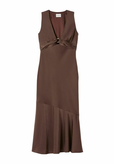 Robe sans manches marron en tissu doux, avec un décolleté en V plongeant, un détail frontal noué et un ourlet évasé avec des plis.