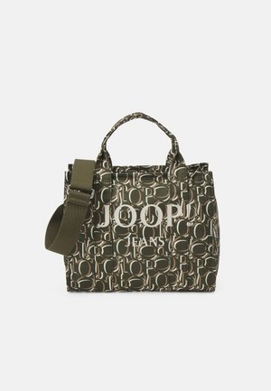 Sac tote carré avec motif logo JOOP! vert et beige, deux poignées courtes et une bandoulière verte réglable.