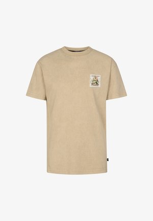 Beige kortærmet t-shirt med brystlomme, kombineret med optrukne denimshorts, hvide sneakers og hvide sokker med striber.