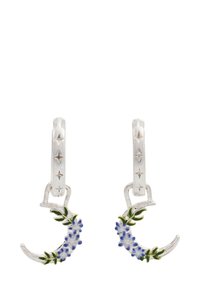 Pendientes de aro de plata en forma de media luna decorados con flores azules y hojas verdes, con un acabado texturizado en el aro.