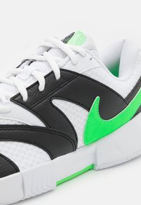 Nike Performance COURT LITE 4 - Tenisice za sve terene - white/poison green/black