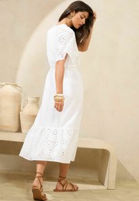 Lipsy PETITE FIT - EMBROIDERED MIDI  - Freizeitkleid - white