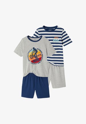 Zwei kurzärmelige Kinder-Pyjama-Sets: eines grau mit Biker-Grafik und marineblauen Shorts, eines marineblau-weiß gestreift mit dem Text "Let's Ride" und grauen Shorts.