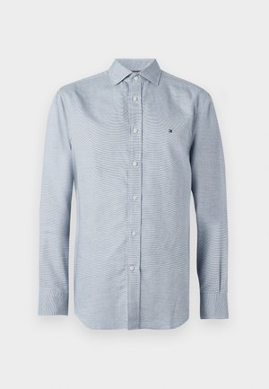 Lichtblauw heren overhemd met lange mouwen, een klassieke kraag en een subtiele textuurpatroon, weergegeven op een witte achtergrond.