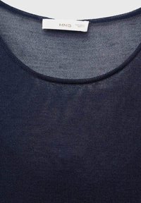 Maglione a maglia blu navy con scollatura rotonda. Realizzato in tessuto leggero e strutturato, presenta un design semplice e una lucentezza sottile. Etichetta visibile.