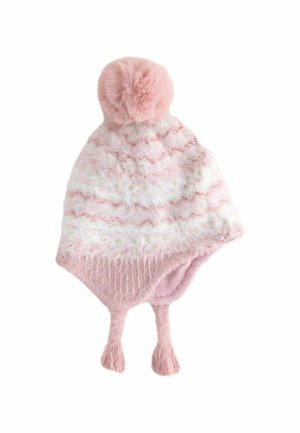 Weiche rosa und weiße gestrickte Wintermütze mit Ohrenklappen, Quasten und einem großen Pompon oben, isoliert auf weißem Hintergrund.