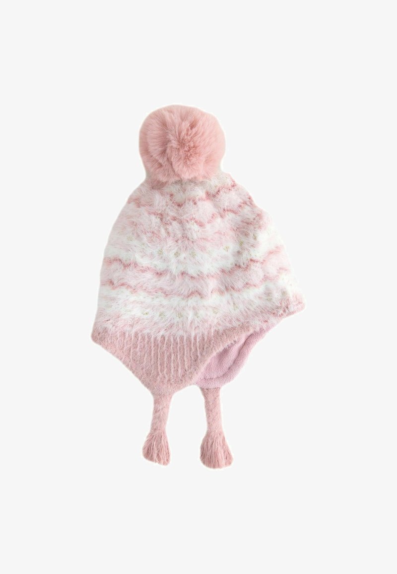 Cappello invernale lavorato a maglia di un morbido rosa e bianco con alette per le orecchie, pompon e un grande pompon sulla parte superiore, isolato su sfondo bianco.