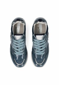 Baskets en denim bleu avec des accents brillants, des lacets bleu clair et une semelle blanche. Présentent un bout arrondi et une doublure texturée et rembourrée.
