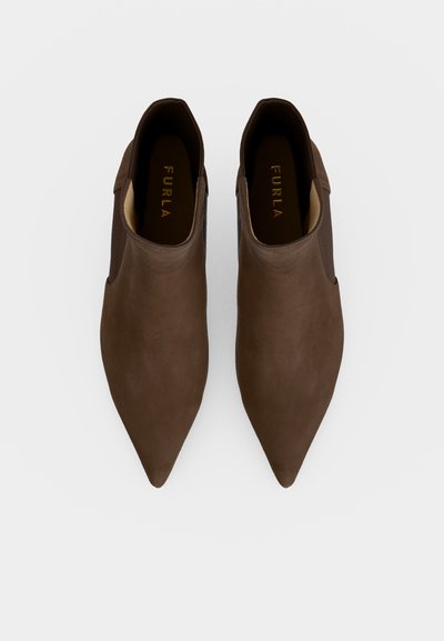 Paire de bottines en cuir marron foncé à bout pointu avec le logo Furla sur les semelles intérieures, vues de dessus sur un fond clair.