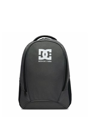Sort DC Shoes rygsæk med hvidt logo foran, buet topgreb, to lodrette lynlåse og netlommer på siderne.