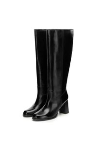 Czarne skórzane kozaki za kolano o gładkim wykończeniu, zwężanym nosku i pięcie typu słupek. Charakteryzują się minimalnym przeszyciem i eleganckim designem.