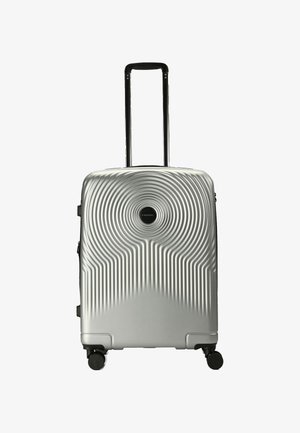 Silberner Hartschalenkoffer mit konzentrischen Kreis- und Linienmustern, schwarzem Teleskopgriff und vier schwarzen Spinner-Rädern.