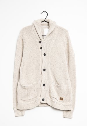 Beige neuleneuletakki huivikauluksella, viisi mustaa nappia, kaksi etutaskua ja pieni Lee-merkkilappu oikeassa taskussa.