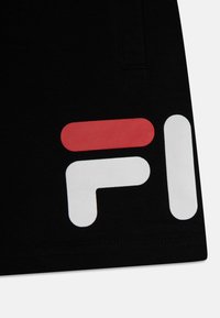 Tessuto nero con una consistenza liscia presenta un grande logo grafico in bianco, rosso e una forma stilizzata di "F" nell'angolo in basso a sinistra.