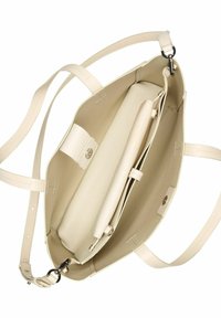 Sac à main en cuir beige avec une finition texturée, comportant deux compartiments, dont un avec fermeture à pression, et une bandoulière réglable.