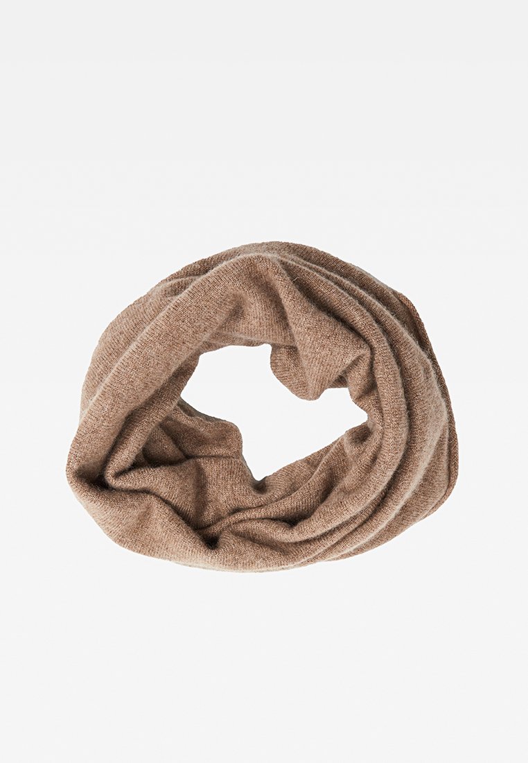 Brązowy, dziany szalik w kształcie nieskończoności o miękkiej teksturze, charakteryzujący się ciągłym wzorem i brakiem widocznych wzorów lub elementów metalowych.