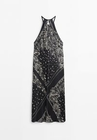 Zwarte halternek maxijurk met witte paisley- en bloemenpatronen, met een sleutelgatdetail bij de halslijn.