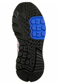 Suola di scarpe in gomma nera con battistrada testurizzato, dotata di gommini blu in rilievo vicino alla zona della pianta del piede e del logo Adidas vicino al tallone.