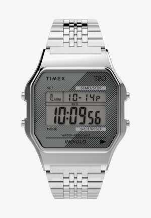 Digitale Armbanduhr mit einem Edelstahlarmband, octagonalem silbernen Gehäuse, grauem gemustertem Zifferblatt und beleuchtetem Display. Verfügt über Tasten für die Einstellungen.