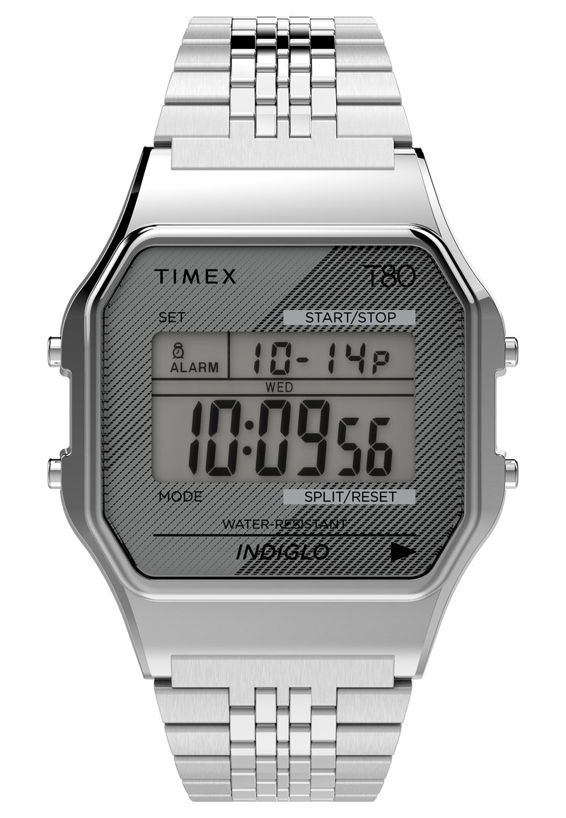 Montre numérique avec bracelet en acier inoxydable, boîtier octogonal en argent, cadran gris à motifs et écran lumineux. Équipée de boutons pour les réglages.