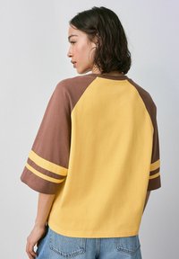 Next OFFICIAL LICENSE RAGLAN ELBOW BLOCK GRAPHIC - Langærmet T-shirt - yellow brown