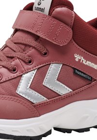 Bordeaux sportieve schoen met een bovenwerk van synthetisch leer en textiel, voorzien van zilveren chevronaccenten, een gevoerde kraag en klittenbandsluiting.