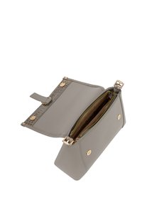 Grå kunstlæder taske med hardware i guldtoner, der har en tekstureret top og en lynlåslukning indeni. Åben med ét hovedrum og en sidelomme.