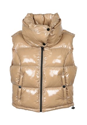 Gilet beige morbido con finitura lucida, colletto alto e chiusura con zip. Presenta bottoni neri e due tasche laterali.