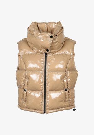 Gilet beige rembourré avec une finition brillante, col montant et fermeture éclair. Comprend des boutons noirs et deux poches latérales.