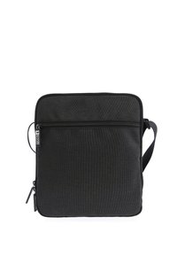 Bolso de hombro de tela negra con un bolsillo frontal con cremallera, banda ajustable y forma rectangular. Textura suave y diseño minimalista.
