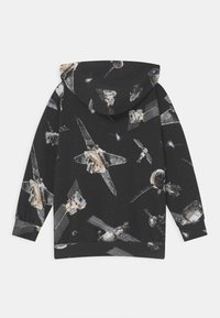 Felpa nera con cappuccio caratterizzata da una stampa totale di vari satelliti e veicoli spaziali dettagliati su uno sfondo stellato.