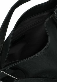 Borsa a tracolla in pelle nera con finitura texturizzata, chiusura con zip e una sola tracolla. Gli interni presentano una fodera liscia scura e una tasca con zip.