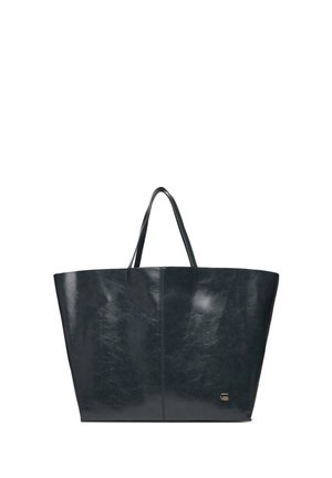 Bolso tote de cuero negro con dos asas, forma rectangular ancha y pequeño logotipo metálico en la esquina inferior derecha.